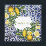 Mittelmeerlemonen Portugiesische Gastgeschenk Hoch Magnet<br><div class="desc">Handgemalte traditionelle Fliesen aus Portugal mit mediterranen Zitronen. Azulejo blaue und weiße Blumenblätterfliesen Kunstwerke. Ein wunderschönes mediterranes Design, das gelbe Zitronen mit Grün und Blüten im Vintagen portugiesischen Blau und Weiß darstellt. Der Hochzeitstext ist elegant gerahmt mit weißer geometrischer Form. Einzigartiges Design der Gastgeschenk Hochzeit Azulejo in Blau und Weiß...</div>