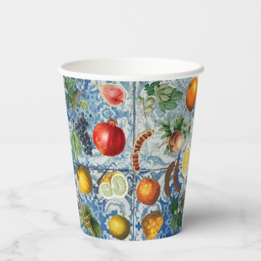 Mittelmeersommerfrucht und blaues weißes Mosaik Pappbecher (Rückseite)
