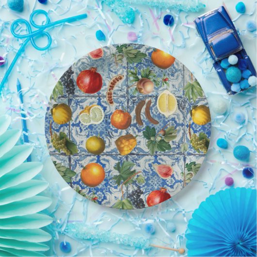 Mittelmeersommerfrucht und blaues weißes Mosaik Pappteller (Party)