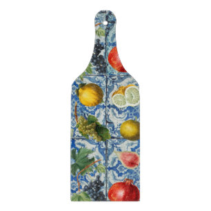 Mittelmeersommerfrucht und blaues weißes Mosaik Schneidebrett