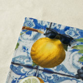 Mittelmeersommerfrucht und blaues weißes Mosaik Strandtuch (Beispiel)