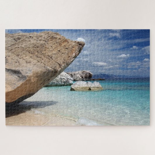 Mittelmeerstrand mit großen Felsen auf Sardinien Puzzle (Horizontal)