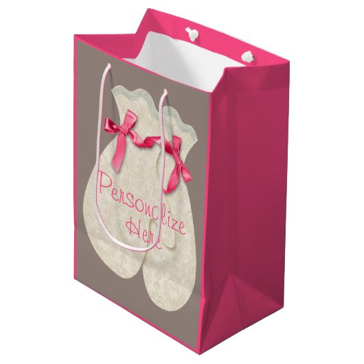 Mitten niedlich rosa Creme Winterband Mittlere Geschenktüte (Vorderseite Schrägansicht)