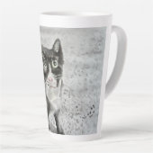 Mitten Schwarz-Weiß-Katze auf latter Tasse (Rechte Ecke)