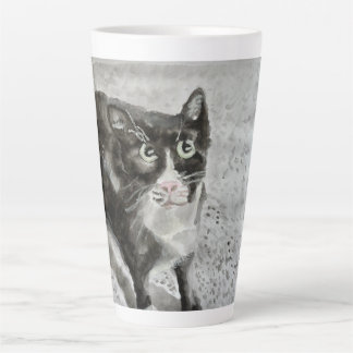 Mitten Schwarz-Weiß-Katze auf latter Tasse