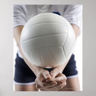 Mittenansicht einer jungen Frau, die eine Poster