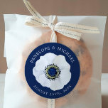 Mitternacht Anemone | Save the Date Hochzeit Runder Aufkleber<br><div class="desc">Mit diesem einzigartigen Hochzeitsaufkleber zum Thema Midnight Anemone können Sie Ihren zukünftigen Hochzeitsgästen einen lebhaften Eindruck vermitteln. Es zeichnet sich durch einen krassen weißen Anemon floral kontrastiert mit einem dunklen Mitternachtsblau Hintergrund.</div>