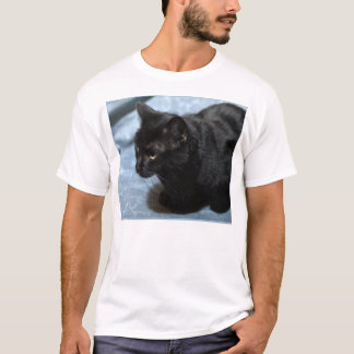 Mitternacht auf Blau (schwarze Katze) T-Shirt