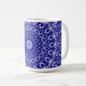 Mitternacht Blau und Weiß Mandala Muster Kaffeetasse (VorderseiteRechts)