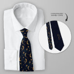 Mitternacht blauer Himmelsmond und Sterne Krawatte<br><div class="desc">Für einen Bräutigam mit raffinierter Eleganz bietet unser Mitternacht Blue Celestial Necktie eine exquisite Touch personalisierter Eleganz. Erhöhen Sie Ihr Hochzeitsensemble mit der Möglichkeit, dieses atemberaubende Design mit Ihren Namen und Hochzeitsdatum. Das himmlische Hochzeitstil symbolisiert universelle Einheit und Harmonie und macht es zu einem bedeutsamen Pfeiler Ihrer gemeinsamen Reise. Stellen...</div>