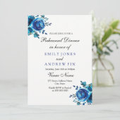 Mitternacht Blue Rose Floral Wedding Probe Dinner Einladung (Stehend Vorderseite)