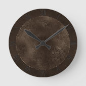 Mitternacht Bronze Romance | Satiny Grunge Damask Runde Wanduhr (Vorderseite)