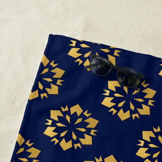 Mitternacht Gold: Luxe Geometric Muster auf Deep B Strandtuch (Beispiel)