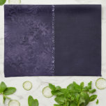 Mitternacht Indigo Romance | Satiny Grunge Damask Geschirrtuch<br><div class="desc">Eine raffinierte Grunge im Stil der 90er Jahre ist mit diesem edlen, bedrängten Damast aus Satin-Rose, luxuriösem Samt und Imitaten Glitzer in einem dramatischen dunklen Moody Juwel und duskischen Farbpalette aufgewachsen. Diese Vintage, unisex gemischte abstrakte Textur aus den 90er Jahren verleiht dem Ganzen den perfekten Pop von Farbe und persönlichem...</div>