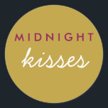 Mitternacht Kisses Wedding Party Magenta Gold Runder Aufkleber<br><div class="desc">Mitternacht Kisses Wedding Party Sticker Magenta und Gold. Erhältlich in verschiedenen Farben und Größen</div>