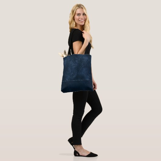 Mitternacht-Marine-Romance | Blue Satiny Grunge Da Tasche (Am Model)