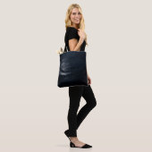 Mitternachtsblaue Ozeanwelle Minimalistisch Tasche (Am Model)