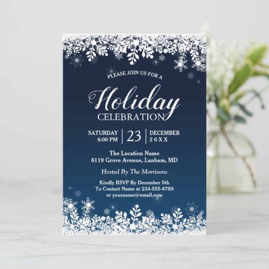 Mitternachtsblauer Schneeflocken Feierlichkeiten Einladung (Stehend Vorderseite)