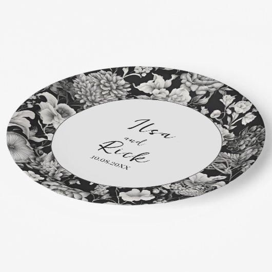 Mitternachtsblut: Eine dunkle Blumenhochzeit Pappteller (Schrägansicht)