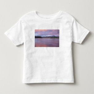 Mitternachtssonne über dem MacKenzie River, abseit Kleinkind T-shirt