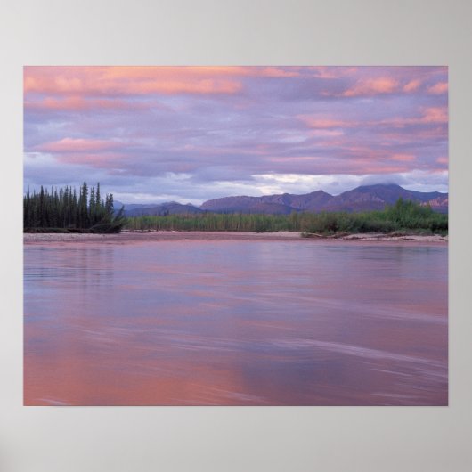 Mitternachtssonne über dem MacKenzie River Poster (Vorne)