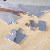 Mittlere erwachsene Frau, die Yoga-Übungen bei Puzzle (Seite)