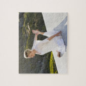 Mittlere erwachsene Frau, die Yoga-Übungen bei Puzzle (Vertikal)