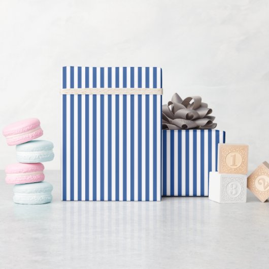 Mittlere Saphir Blau-Weiße Streifen Geschenkpapier (Babyparty)