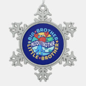 Mittlerer Bruder ist ein Groß und Kleiner Bruder Schneeflocken Zinn-Ornament (Vorderseite)