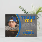 Mittleres Blue & Gold Chalkboard Grad Dankeschön K Einladung (Stehend Vorderseite)