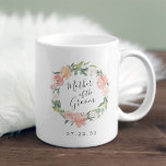 Mittsommerliche Blumenmutter Kaffeetasse<br><div class="desc">Die Tasse ist ein hübsches Geschenk für die Bräutigam,  mit einem Aquarellkranz aus peachy-rosa Pfannkuchen und botanischem Blattwerk,  in dem die "Bräutigam-Mutter" in handgeschriebener Schrift eingetragen ist. Personalisieren Sie sich mit Ihrem Hochzeitsdatum unten. Entworfen,  um unsere Blumensammlung im Mittelsommer zu ergänzen.</div>