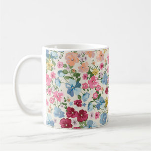 Mittsommerliche Wiese, blühende Pflanze. Kaffeetasse