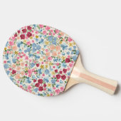 Mittsommerliche Wiese, blühende Pflanze. Tischtennis Schläger (Seitenansicht)