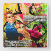 Mixed Media Inspirational Rosie the Riveter Quadratische Wanduhr (Vorderseite)