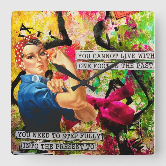Mixed Media Inspirational Rosie the Riveter Quadratische Wanduhr (Vorderseite)