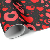 Mixed Red Hearts auf schwarz Geschenkpapier (Rolleneckpunkt)