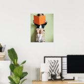 Mixed Rennen Girl sitzt auf Bücherstapeln Poster (Heimbüro)
