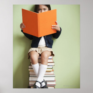 Mixed Rennen Girl sitzt auf Bücherstapeln Poster