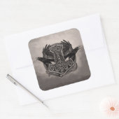 Mjolnir Der Hammer von Thor und Raben Quadratischer Aufkleber (Umschlag)