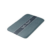 Mled Elegance - Slate Blue Name Bath Mat Badematte (Schrägansicht)