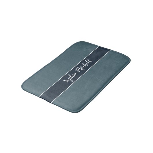 Mled Elegance - Slate Blue Name Bath Mat Badematte (Schrägansicht)