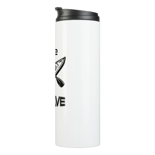 Mobile Man Cave Kayak Thermosbecher (Nach rechts gedreht)