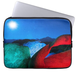 Mobius Arch & Felsen   Alabama Hills, Kalifornien Laptopschutzhülle