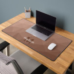 Mocha Brown geometrisches Maschenmuster Monogram Schreibtischunterlage<br><div class="desc">Monogram Personalize mit Ihrem benutzerdefinierten Initial und Namen. Einzigartige coole Schreibtischmatte für Büro,  Zimmer,  Arbeit,  menschliche Höhle,  Spielzimmer...  Braunes geometrisches Mesh Muster. Subtile moderne Design Elegante und coole Dreieck geometrische Mesche Gradienten.</div>
