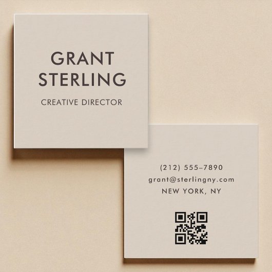 Mocha Brown Modern Minimal Typografy QR Code Quadratische Visitenkarte