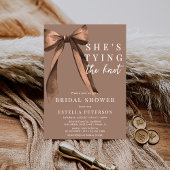Mocha Brown She's Tying The Knot Bow Bridal Shower Einladung