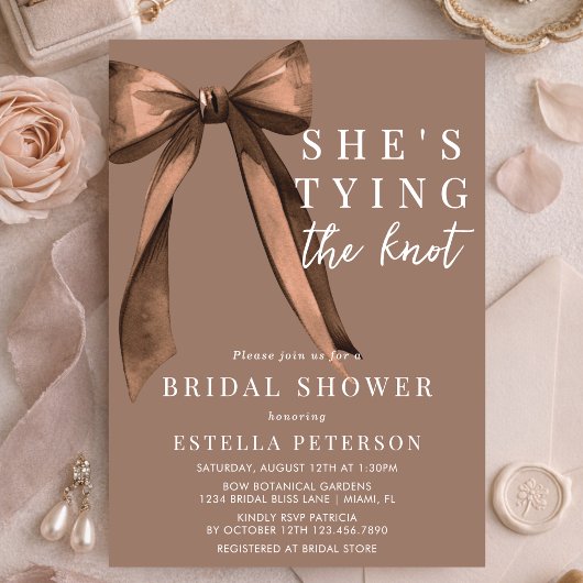 Mocha Brown She's Tying The Knot Bow Bridal Shower Einladung