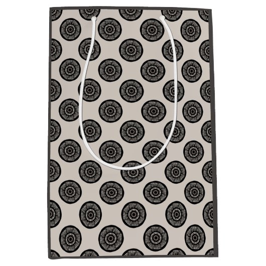 Mocha Brown Taupe Mocha Mittlere Geschenktüte (Vorderseite)