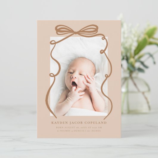 Mocha Doodle Bow Frame Birth Announcement Foto Ankündigung (Stehend Vorderseite)
