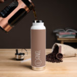 Mocha Modern Typografy Personalisiert Name Trinkflasche<br><div class="desc">Eine trendige,  vakuumisolierte Wasserflasche mit personalisiertem Namen in Weiß,  moderner Typografie auf mochafarbenem Hintergrund. Personalisieren Sie die Flasche,  indem Sie den Namen bearbeiten und durch den gewünschten Namen ersetzen. Ideal für ein Geburtstagsgeschenk,  Hochzeitsgeschenk,  Trauzeuge,  etc. Wählen Sie Ihre Wasserflasche.</div>